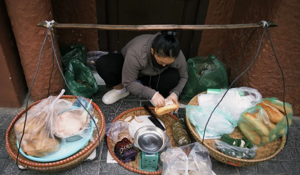 Nhân viên đang dọn món